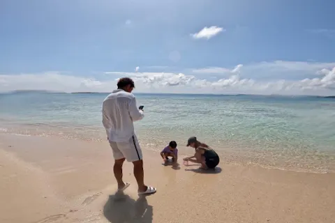 【沖縄・うるま】3時間貸切ボートシュノーケル｜無人島＆SUP 手ぶらOK