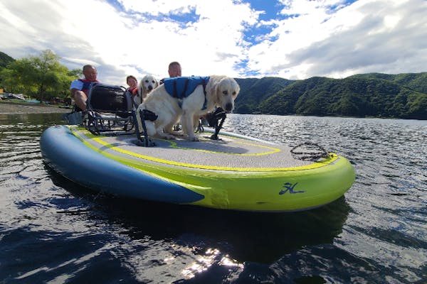 山梨・西湖・カヤック】湖上でピクニックOK！4人乗り大型ボート