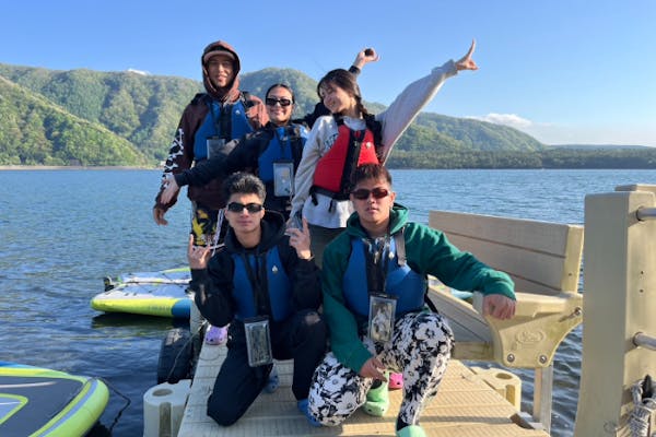 山梨・西湖・カヤック】湖上でピクニックOK！4人乗り大型ボート