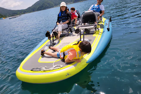 山梨・西湖・カヤック】湖上でピクニックOK！4人乗り大型ボート