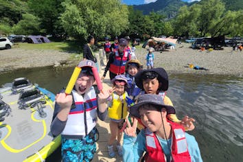 山梨・西湖・カヤック】湖上でピクニックOK！4人乗り大型ボート