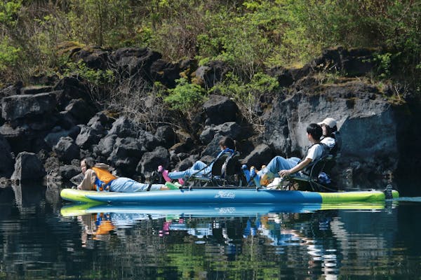 山梨・西湖・カヤック】湖上でピクニックOK！4人乗り大型ボート「Mirage iTrek  FIESTA（ミラージュ・アイトレック・フィエスタ）」レンタル60分｜アソビュー！