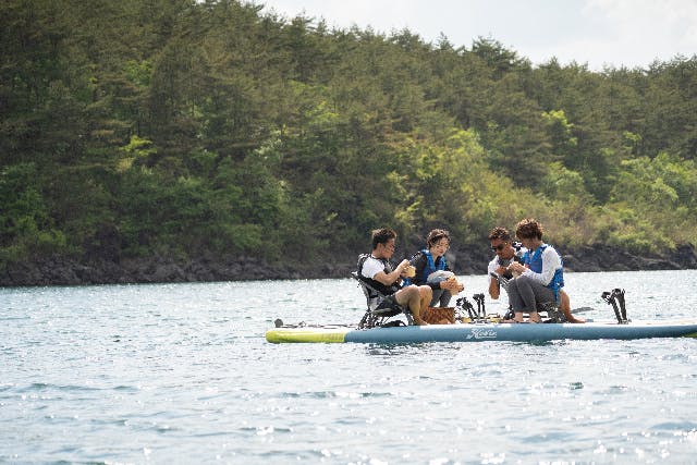 【山梨・西湖・カヤック】湖上でピクニックOK！4人乗り大型ボート「Mirage iTrek FIESTA（ミラージュ・アイトレック・フィエスタ）」レンタル60分