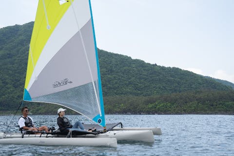 【山梨・西湖・カヤックツアー】セーリングカヤック「Mirage Tandem Island（ミラージュ・タンデム・アイランド ）」ツアー60分｜アソビュー！