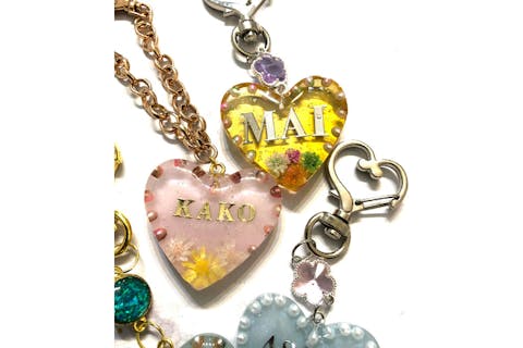 【神奈川・横浜・手作りキーホルダー】お花たっぷりのお名前キーホルダー（ヘアアクセサリー・ペンダントトップにも！）