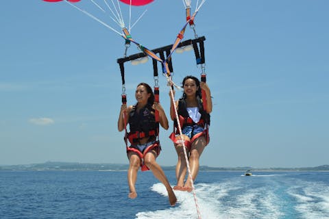 【沖縄・糸満・パラセーリング】沖縄の海を空から楽しむ！パラセーリングで空中散歩