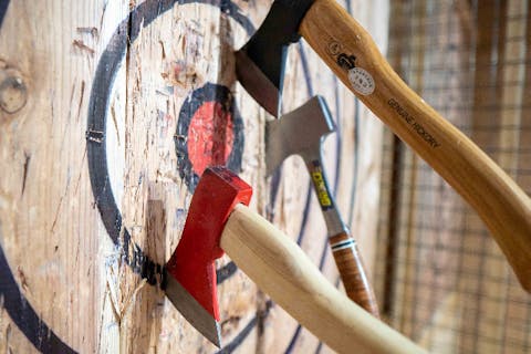 【名古屋・栄/錦・斧投げ！】新感覚スポーツ！爽快度MAXの斧投げバーへ行こう（土日祝日プラン/30分）