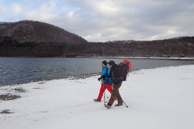 【北海道・支笏湖・スノーシュー】最北の不凍湖が織りなす氷の芸術を探しに行こう！レイクサイドトレック