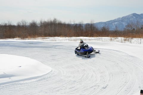 【北海道・登別・スノーモービル】免許なし！パワフルに雪道を疾走しよう！乗車90分