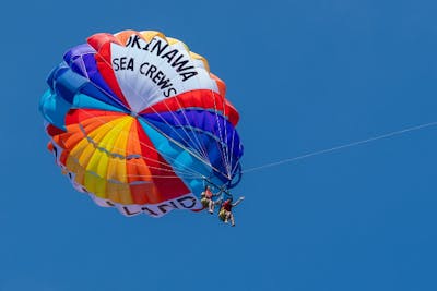 沖縄・津堅島】ロープ200mで大空へ！絶景パラセーリング体験