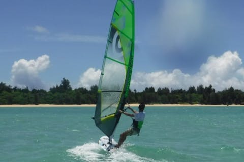 【神奈川・逗子・ウインドサーフィン・1日】逗子海岸でウインドサーフィンデビュー！ビーチまで一番近いお店です♪