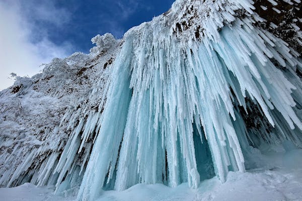 氷山みたいなお城と雪の女王のオルゴナイトセット☆は 山形・蔵王・氷瀑】氷瀑ツアー 山形の絶景スノートレッキング