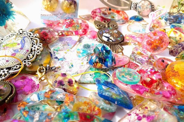 三重・鈴鹿・手作り雑貨】UVレジン手作り体験 ♪ お花のアクセなど2個