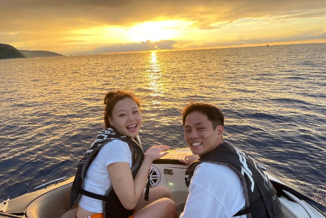 奄美大島【サンセットクルーズツアー】★飲み物付★水平線に堪能しよう♪沈む夕日を船上で当日予約可能・撮影する写真の無料プレゼントあり（60分）※お一人様も可能