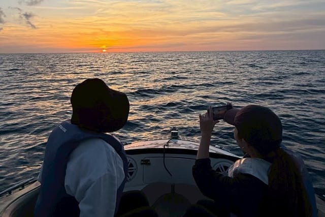 奄美大島【サンセットクルーズツアー】★飲み物付★水平線に沈む夕日を船上で堪能しよう♪当日予約可能・GoProで撮影する写真の無料プレゼントあり（90分）※お一人様も可能