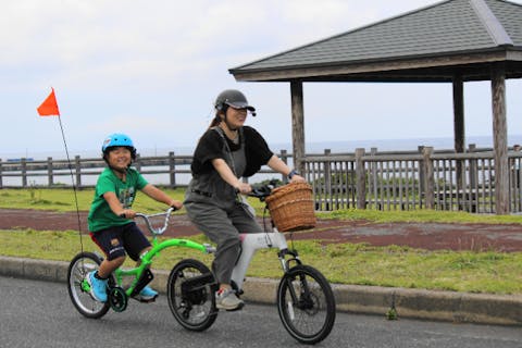 【東京都・伊豆大島・サイクリング】電動自転車でラク～に島巡りジオツアー！３歳から大人まで楽しめる（3時間半）