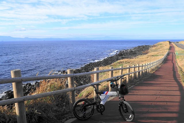 【東京都・伊豆大島・サイクリング】電動自転車でラク～に島巡りジオツアー！2歳から大人まで楽しめる（3時間半）