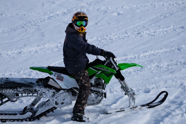 【北海道・千歳・スノーバイク体験】＜免許不要！＞バイク・モービルと感覚が違う？！直接乗ってお試しあれ！スノーバイクは18歳～体験できます！