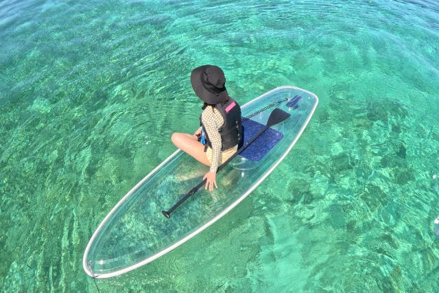 【沖縄／恩納村／クリアサップ】カップル・お友だちと♪透明のボードで沖縄の美しい海を満喫♪カメラ撮影付き♪安心の少人数制♪当日予約OK♪