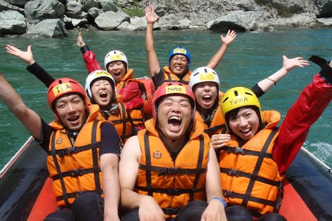 【9:00／13:00】疾走する興奮！＜吉野川半日ラフティング＞友達・カップル・親子で一緒にアドレナリン全開！激流吉野川を半日で手軽に体験しよう。実績25年、信頼のビックスマイルで！