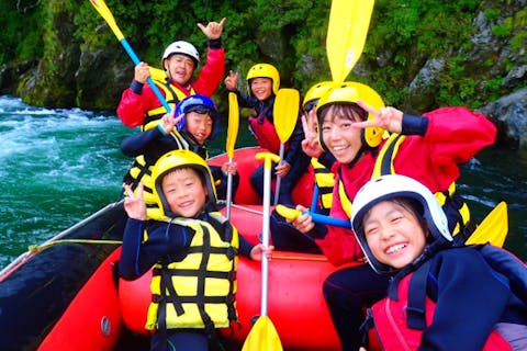 小さな勇者たちの大冒険！＜吉野川ファミリーラフティング＞自然と触れ合う小学生向けの吉野川ラフティング。家族みんなで激流を乗り越えて大笑顔になろう（小学1年生～・池田ベース集合）