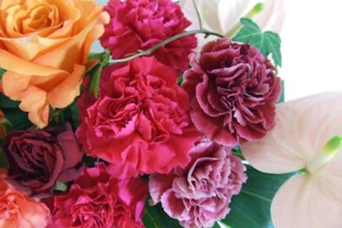 【埼玉・浦和・フラワーアレンジメント教室】趣味から本格的な資格取得までコースが様々！四季折々のお花を自由にアレンジしてみましょう