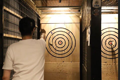 【東京・神田・斧投げ体験】海外で大人気の新感覚アクティビティが日本上陸！斧投げ体験（1時間）