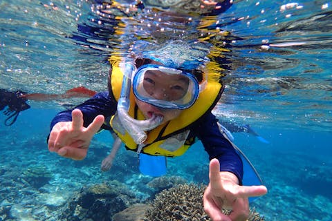 【鹿児島・与論島・シュノーケリング】サンゴ礁シュノーケルツアー 〜ヨロン島TOPクラスのサンゴと一緒に写真を撮りましょう！〜家族やグループでの利用におすすめ