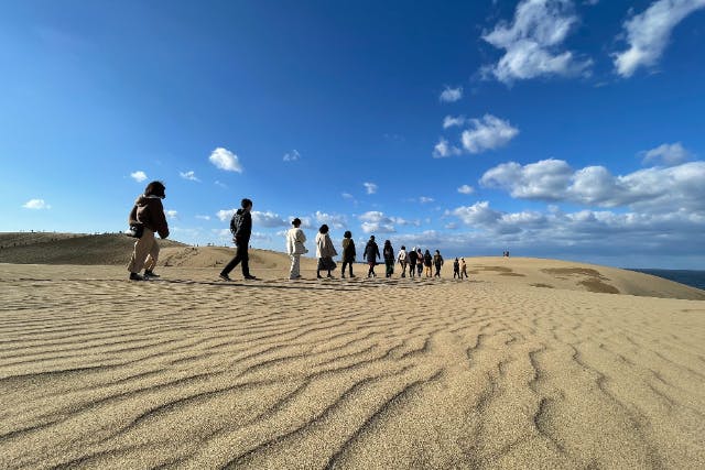 【鳥取県・ガイドツアー】鳥取砂丘は砂だけじゃない！地形を学びながら雄大な自然を感じる、トレッキングツアー！（写真プレゼント）