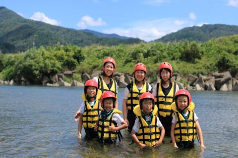 5歳から参加可能！＜保津川ファミリーラフティング＞家族で楽しむ大冒険！泳いで遊んで飛び込んで！本格ファミリーラフティングで思い出作り！ビックスマイルスタッフが親切丁寧にご案内！（駅近・駐車場有）