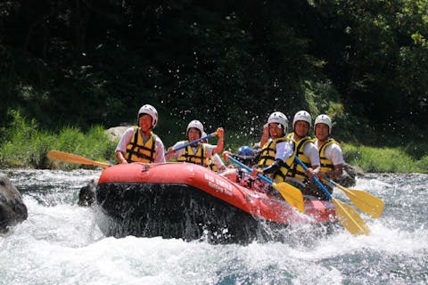 小1から参加可能！＜奥多摩半日ラフティング＞初心者から経験者まで。親切丁寧でフレンドリーなスタッフがご案内。大自然と一体となる感動のアドベンチャーをお楽しみあれ！（駅近・駐車場有）