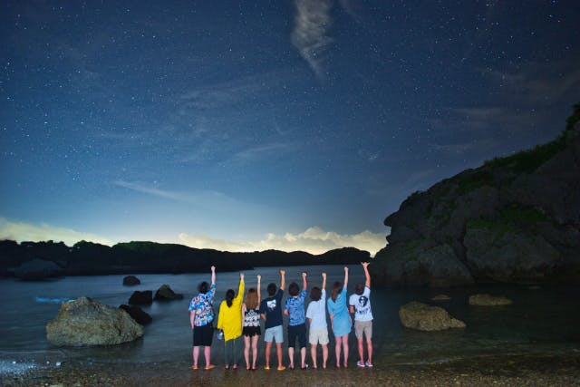 【沖縄・星空ツアー】 満天の星空の下で記念撮影♪ 家族やカップルに大人気！