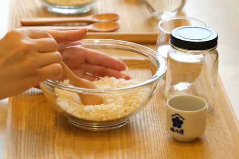 【奈良・塩麹＆醤油麹作り体験】「梅乃宿酒造」の蔵人が作った麹で塩麹＆醤油麹作り体験！
