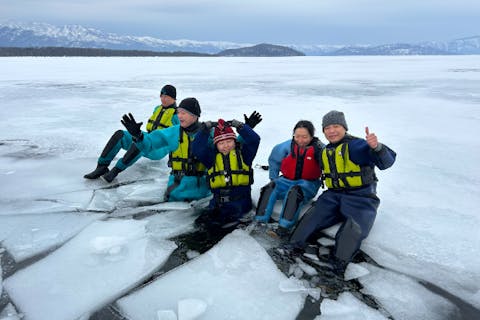 【北海道・摩周湖・ウォーキング】屈斜路湖ドキドキ氷上ウォーキング！結氷した屈斜路湖の湖面の上を歩き冬景色を楽しみながら、ゆっくりのんびり歩くホットドリンク付きのお散歩体験＜2名以上で割引あり！＞