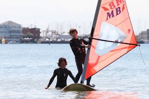 【神奈川・逗子・ウィンドサーフィン半日体験（午前のみ）】初心者歓迎！経験豊富なプロのインストラクターが教えます（2時間）／女性同士･カップルにおすすめ