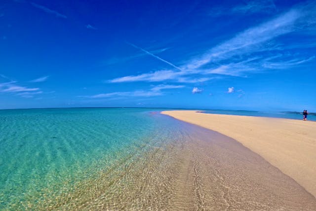 【沖縄・宮古島・幻の島『ゆにの浜』】 限られた時間にしか現れない、360°青い海に囲まれた美しい砂の島へ行くシーカヤックツアー