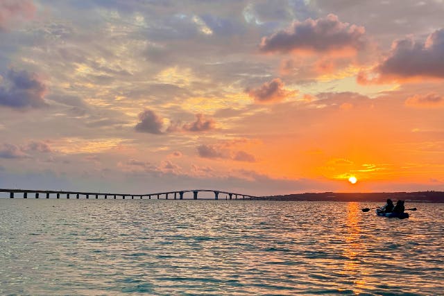 【沖縄・宮古島・サンセットカヤックツアー】 日々の疲れを癒す宮古島の青い海、水平線を見ながら綺麗な夕日を眺めましょう