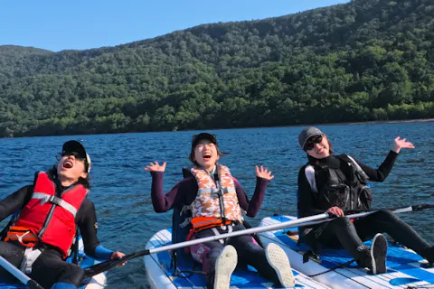 【北海道・支笏湖・カヌー＆SUP・1名様参加用】料金オール込みで安心◎＜ウエットスーツ着用カヌー＞SUPに自信のない方でも安心！背もたれもついているので誰でも水の上を散歩できます