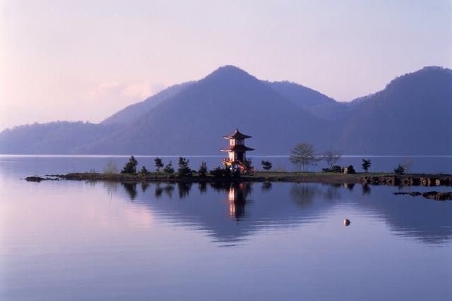 【北海道・白老・洞爺・観光タクシー】美しい湖と大迫力の活火山がある大自然を堪能できる！ （10時間）＜貸切＞
