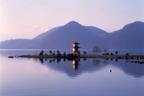 【北海道・白老・洞爺・観光タクシー】美しい湖と大迫力の活火山がある大自然を堪能できる！ （10時間）＜貸切＞