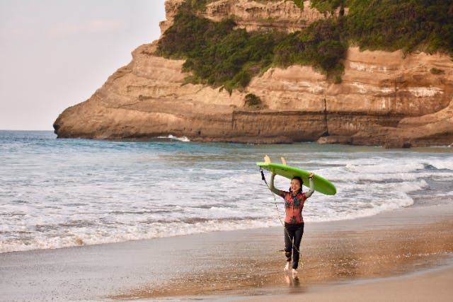 【鹿児島・種子島・サーフィンレッスン】初めてでも波に乗れちゃう！サーフィンの聖地でサーフィン体験レッスン！安心のレンタル料込み！写真付き！