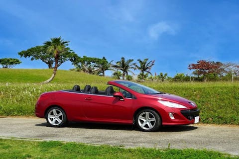 【沖縄・石垣島・レンタカー】オープンカーで満喫！高級車で1ランク上の旅行に 1日レンタルプラン PEUGEOT 308CC Red