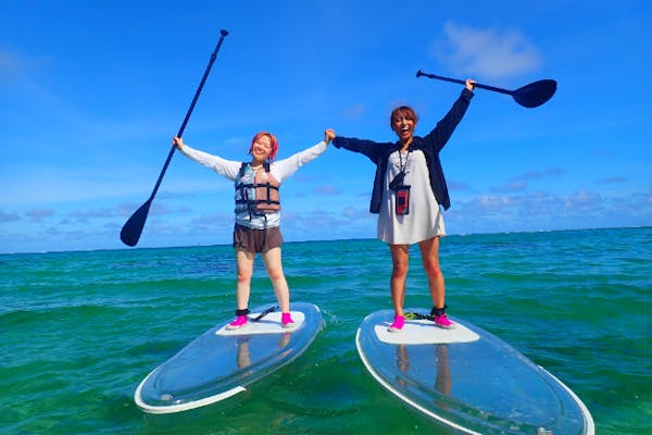 沖縄・宮古島】少人数制！早い者勝ち＜大人気のクリアSUP体験＞海の上