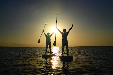 【全年齢対応可能！送迎無料サービスあり・3名以上で無料貸切☆】サンセットSUPツアー！一面オレンジの水面の中で幻想的な体験を！防水スピーカー無料貸出♪カップル・ファミリーにおススメ◎【沖縄・宮古島】