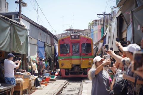 【タイ・バンコク発】水上マーケット・メークロン市場・アユタヤ遺跡などの有名観光地を巡る1日ガイドツアーの画像を表示しています