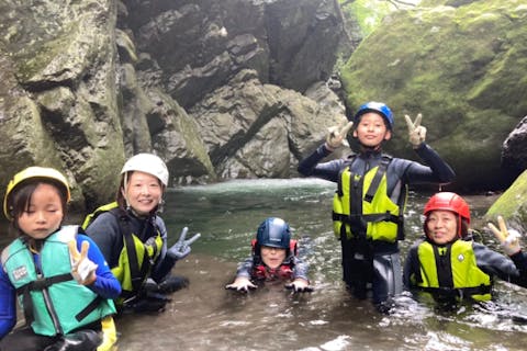(温泉券付き・プライベートツアー）シャワクラレギュラーコース～たどる旅～ 大自然を満喫！川遊びの極上体験を1組限定で楽しむプライベートツアー