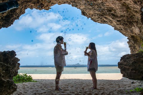 【沖縄・瀬底島・ロケーションフォト】選べるフォトツアーin　瀬底島／ ドローンでの空撮も可！（天候不良の場合：日程変更or全額返金）ご家族からカップル、お仲間までサプライズ（告白、プロポーズ、誕生日）