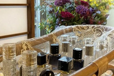 【鎌倉・天然香水調香体験・完全貸切】天然精油と選べる装飾ボトルで仕立てる世界に1つだけの香水・１日３組限定・落着いた和の空間で心をほどく特別な時間