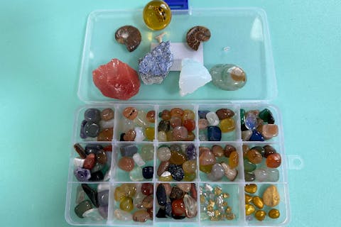 【京都・京田辺・天然宝石探し体験】時間無制限で天然宝石を探そう！本物のダイヤモンド・アンモナイトとサメの歯の化石・金銀・小さな宝石がいっぱい採れます！＜小さなパワーストーン詰め合わせプレゼント！＞