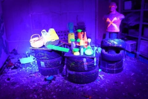 【東京・西新宿・ものぶっ壊し体験】シゲキ度120！ワレモノ18個＋小型家電2個をぶっ壊せるスペシャルコース